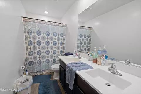 Bath - 4121 E Braddock Dr, Tucson, AZ 85706 photo 1 of 3