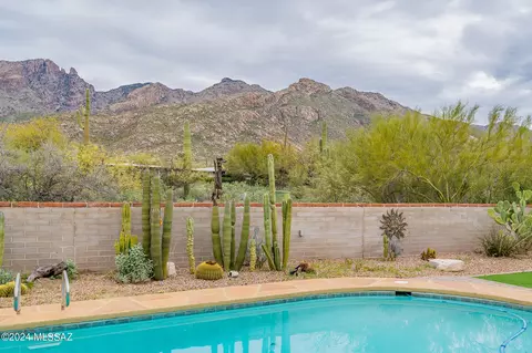 6615 N Donna Beatrix Cir, Tucson, AZ 85718