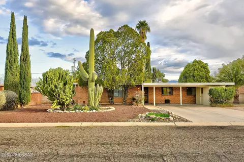 6925 E Calle Canis, Tucson, AZ 85710