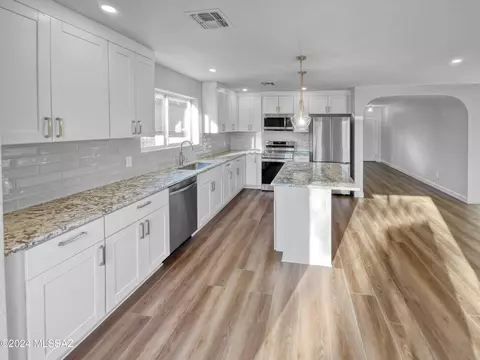 Kitchen - 10669 S Silverbluff Dr, Vail, AZ 85641 photo 3 of 3