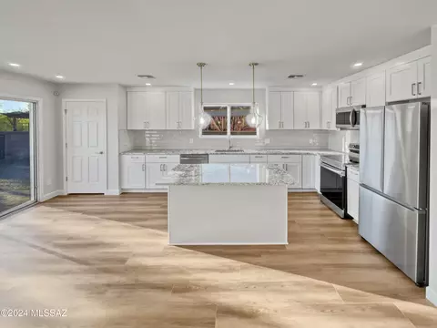 Kitchen - 10669 S Silverbluff Dr, Vail, AZ 85641 photo 2 of 3