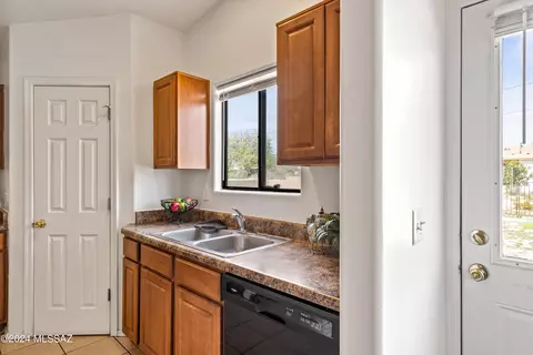 Kitchen - 2017 E Cochise Vis, Tucson, AZ 85713 photo 2 of 4