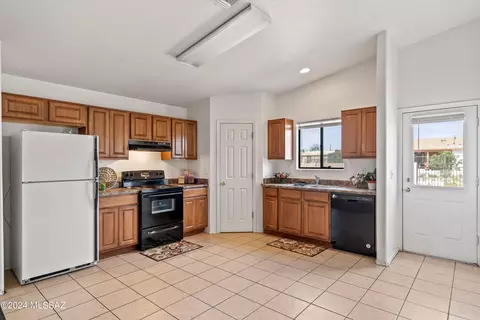 Kitchen - 2017 E Cochise Vis, Tucson, AZ 85713 photo 1 of 4