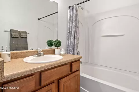 Bath - 2017 E Cochise Vis, Tucson, AZ 85713 photo 2 of 3