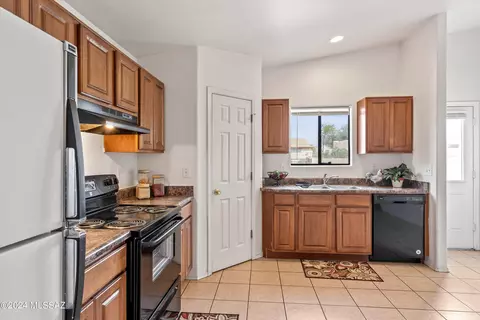 Kitchen - 2017 E Cochise Vis, Tucson, AZ 85713 photo 4 of 4