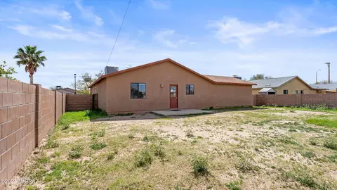 Exterior - 2017 E Cochise Vis, Tucson, AZ 85713 photo 3 of 10