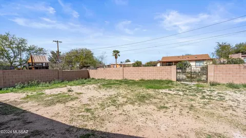Exterior - 2017 E Cochise Vis, Tucson, AZ 85713 photo 5 of 10