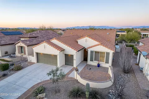 2243 E Thunderchief Dr, Green Valley, AZ 85614