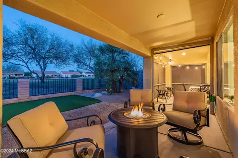 1082 N Night Heron Dr, Green Valley, AZ 85614