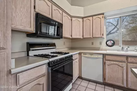 Kitchen - 9541 E Danforth Pl, Tucson, AZ 85747 photo 3 of 4