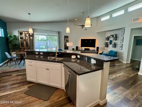Kitchen - 7532 E Bookmark Pl, Tucson, AZ 85715 photo 5 of 6