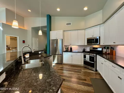 Kitchen - 7532 E Bookmark Pl, Tucson, AZ 85715 photo 4 of 6
