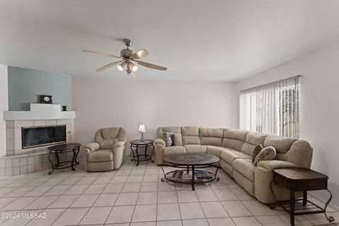 542 E Savannah St, Vail, AZ 85641 photo 5