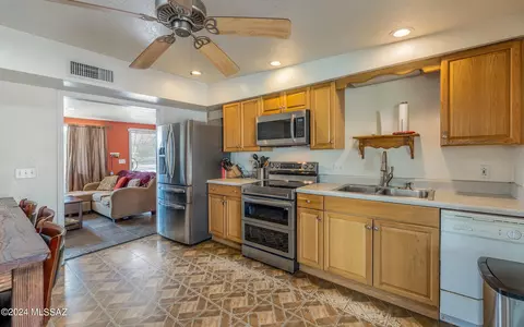 Kitchen - 2750 W Capistrano Rd, Tucson, AZ 85746 photo 2 of 2
