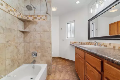 Bath - 7561 E Via Cornucopia, Tucson, AZ 85715 photo 3 of 6
