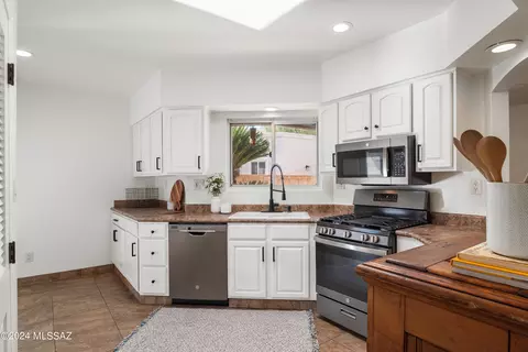 Kitchen - 7561 E Via Cornucopia, Tucson, AZ 85715 photo 1 of 3