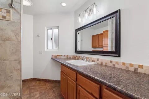 Bath - 7561 E Via Cornucopia, Tucson, AZ 85715 photo 4 of 6