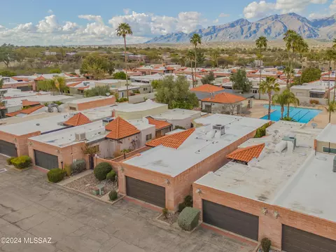 View/Area - 7561 E Via Cornucopia, Tucson, AZ 85715 photo 2 of 6