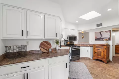 Kitchen - 7561 E Via Cornucopia, Tucson, AZ 85715 photo 3 of 3