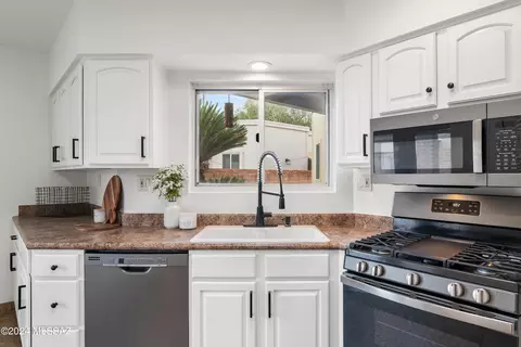 Kitchen - 7561 E Via Cornucopia, Tucson, AZ 85715 photo 2 of 3
