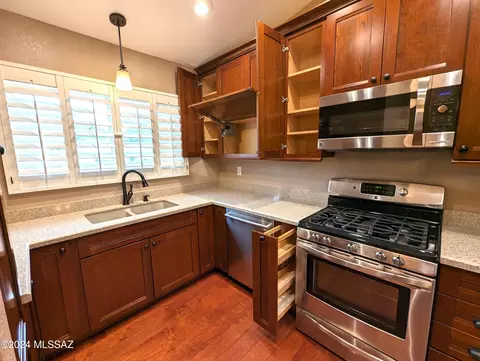 Kitchen - 3589 W Thundercloud Loop, Tucson, AZ 85742 photo 5 of 7