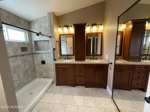 Bath - 3589 W Thundercloud Loop, Tucson, AZ 85742 photo 1 of 3