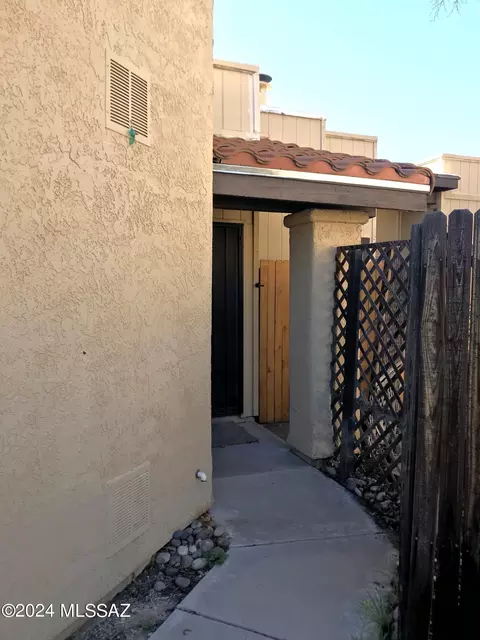 4252 W Pyracantha Dr, Tucson, AZ 85741