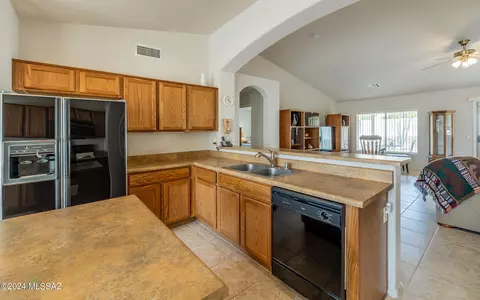 Kitchen - 65756 E Rose Crest Dr, Saddlebrooke, AZ 85739 photo 2 of 3