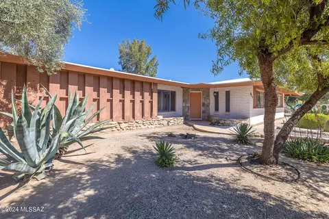 820 W Golf View Dr, Oro Valley, AZ 85737
