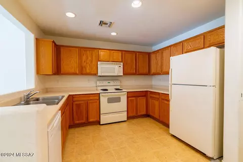 Kitchen - 6011 S Cedar Elm Ln, Tucson, AZ 85747 photo 2 of 3