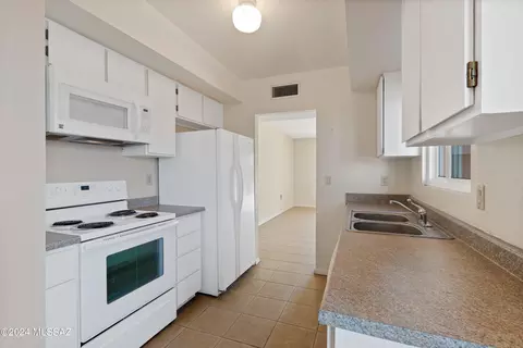 412 N Calle Del Chancero, Green Valley, AZ 85614
