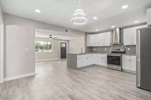 2101 E Highland Dr, Tucson, AZ 85706 photo 5