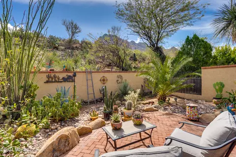 1247 E Camino Diestro, Oro Valley, AZ 85704