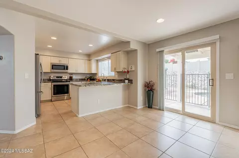 Kitchen - 10970 E Fourwing Pl, Tucson, AZ 85748 photo 7 of 8