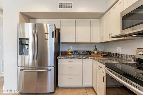 Kitchen - 10970 E Fourwing Pl, Tucson, AZ 85748 photo 3 of 8