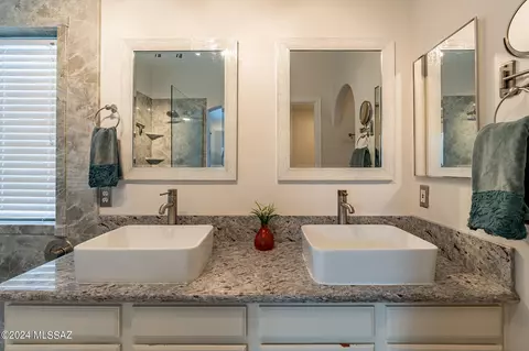 Bath - 10970 E Fourwing Pl, Tucson, AZ 85748 photo 3 of 5