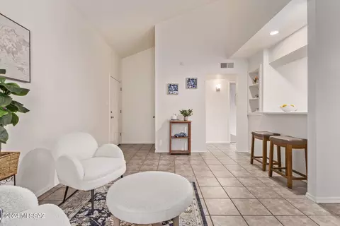 1600 N Wilmot Rd #204, Tucson, AZ 85712