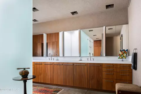 Bath - 2365 E Long Shadow Pl, Tucson, AZ 85718 photo 1 of 4