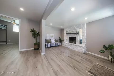 Living - 7389 E Sylvane Dr, Tucson, AZ 85710 photo 4 of 5