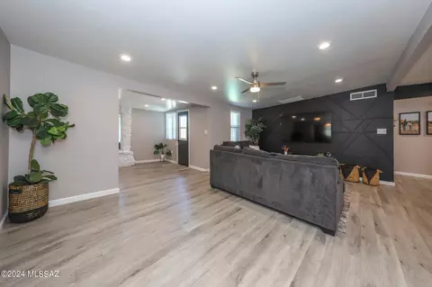 Living - 7389 E Sylvane Dr, Tucson, AZ 85710 photo 2 of 5