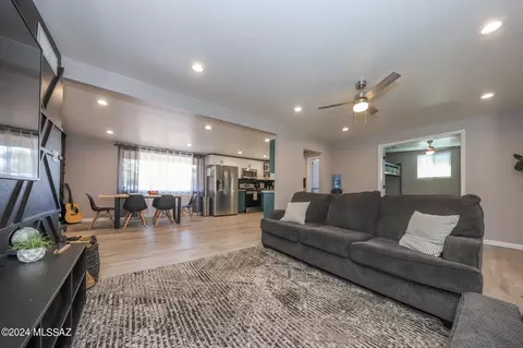 Living - 7389 E Sylvane Dr, Tucson, AZ 85710 photo 3 of 5