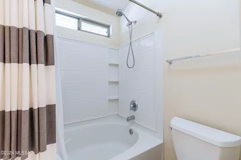 Bath - 1018 S Grantham Dr, Vail, AZ 85641 photo 2 of 3