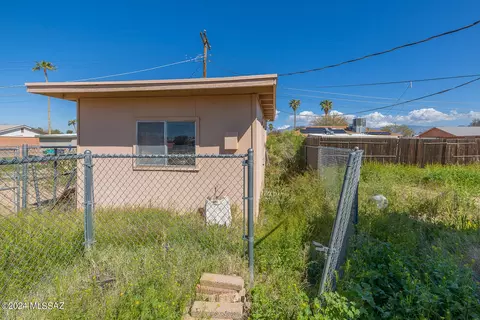 Exterior - 5639 E 34th St, Tucson, AZ 85711 photo 6 of 9