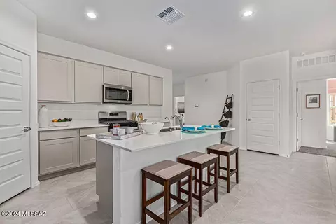 Kitchen - 9702 E Gray Hawk Dr, Tucson, AZ 85730 photo 4 of 5