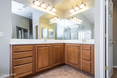 Bath - 14056 E Fairway Bluff Ct, Vail, AZ 85641 photo 3 of 6