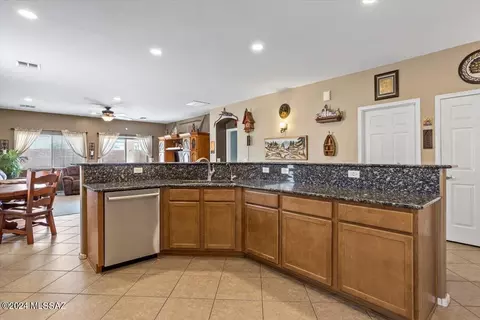 Kitchen - 12642 E Nona Ln, Vail, AZ 85641 photo 4 of 7