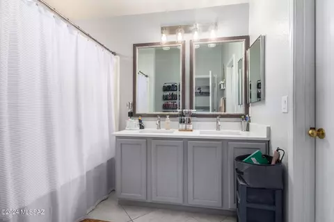 Bath - 9450 E Pale Blue Topaz Ln, Tucson, AZ 85747 photo 2 of 3