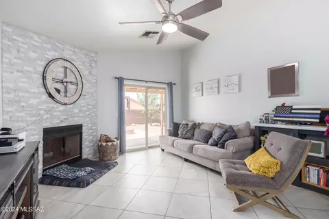 Living - 9450 E Pale Blue Topaz Ln, Tucson, AZ 85747 photo 4 of 4