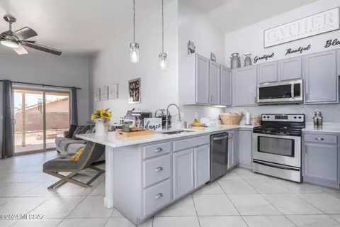 Kitchen - 9450 E Pale Blue Topaz Ln, Tucson, AZ 85747 photo 1 of 2