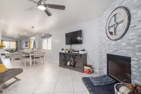 Living - 9450 E Pale Blue Topaz Ln, Tucson, AZ 85747 photo 3 of 4